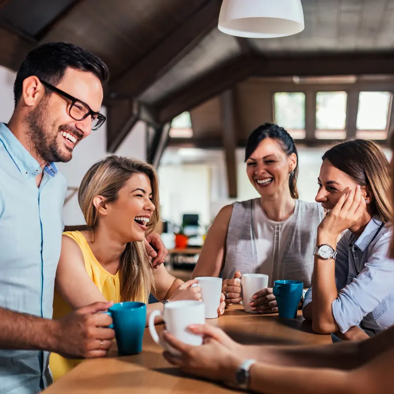 Rencontre d'équipe autour d'un café