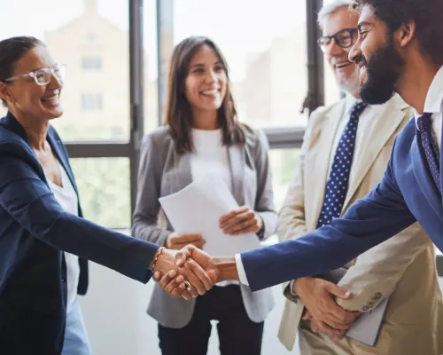 Une équipe de recrutement serre la main d’un nouvel employé