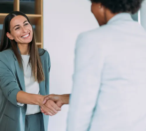 Une recruteuse serre la main d’une candidate