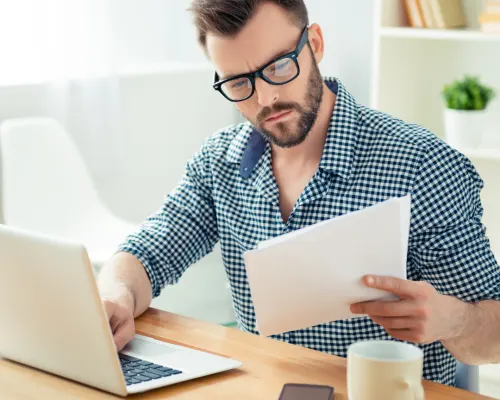 Un conseiller RH révise un document à son bureau