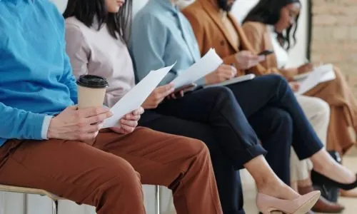 Des candidats attendent leur entrevue